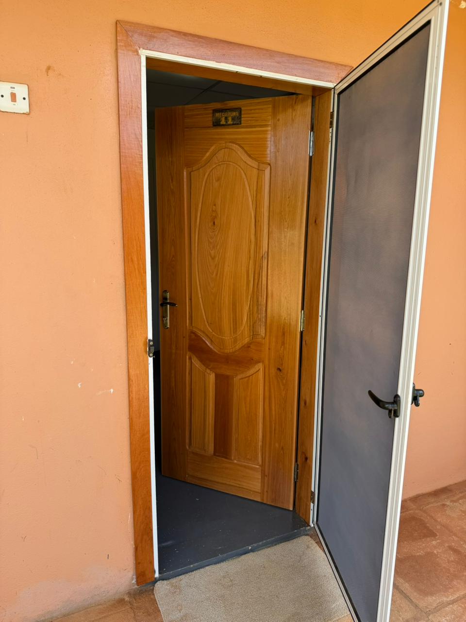 Fornecimento e Montagem de Portas e Aros
