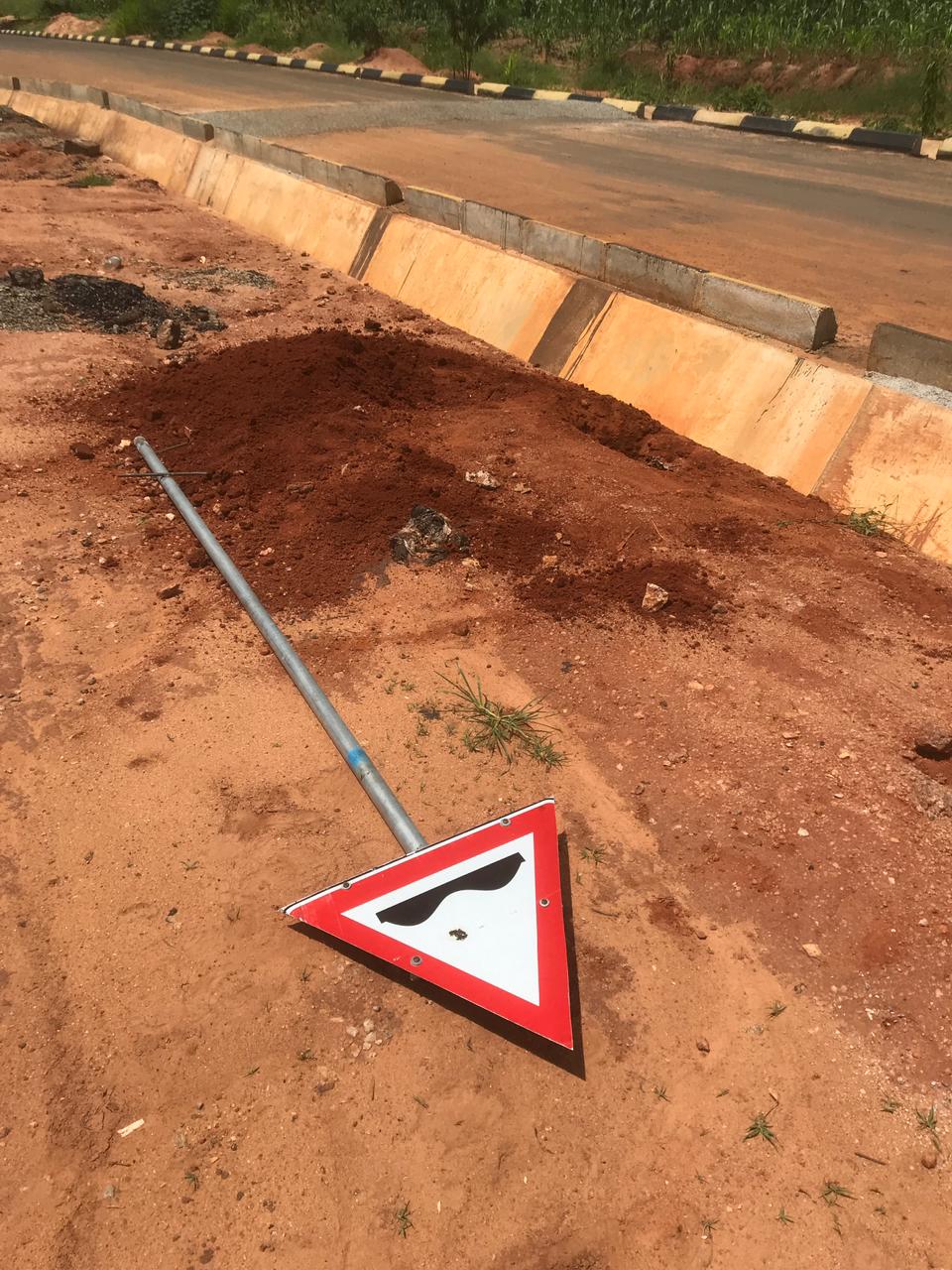 Colocação de Painéis de Sinalização Vertical Rodoviária — 2