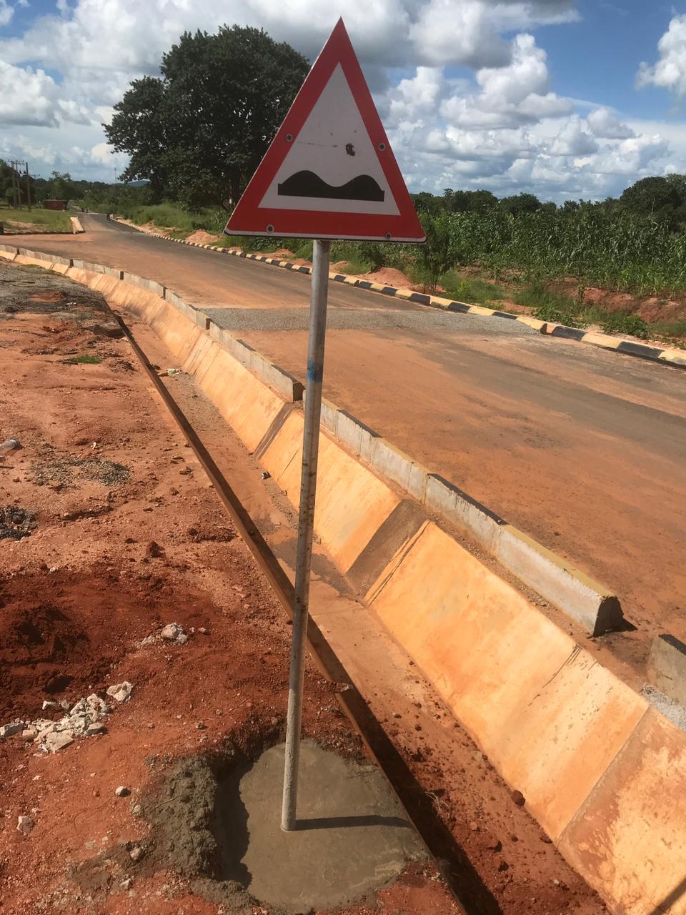 Colocação de Painéis de Sinalização Vertical Rodoviária