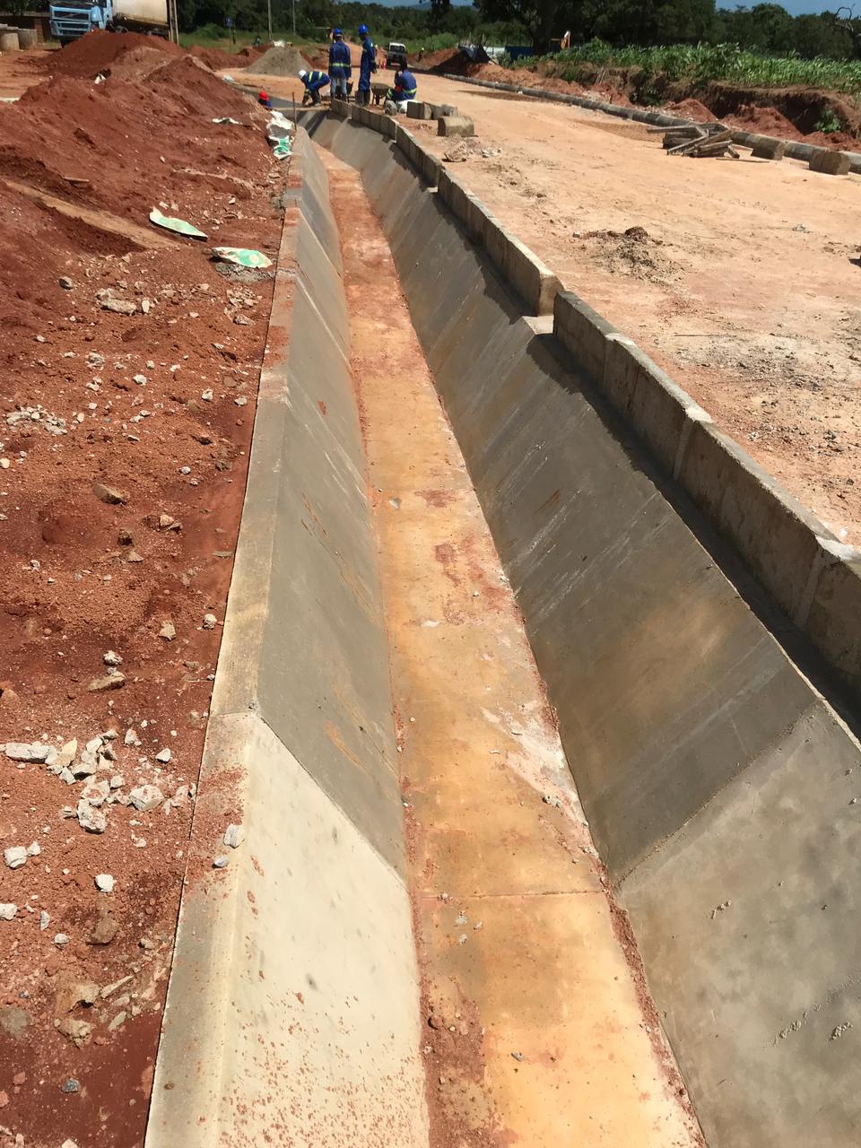 Construção de Valas e Assentamento de Lancis — 1
